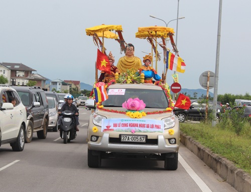 Hàng vạn người tham gia Đại lễ rước Ngọc Xá Lợi phật - 6 Xe dẫn đầu đoàn rước Ngọc Xá Lợi về chùa Đại Tuệ.
