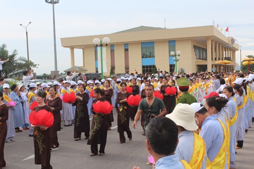 Hàng vạn người tham gia Đại lễ rước Ngọc Xá Lợi phật - 4 Hàng nghìn phật tử trong và ngoài tỉnh về dự đại lễ cung nghinh Ngọc Xá Lợi phật về chùa Đại Tuệ.
