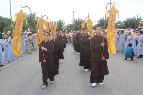Hàng vạn người tham gia Đại lễ rước Ngọc Xá Lợi phật - 3 Rước Ngọc Xá Lợi phật từ sân bay Vinh.