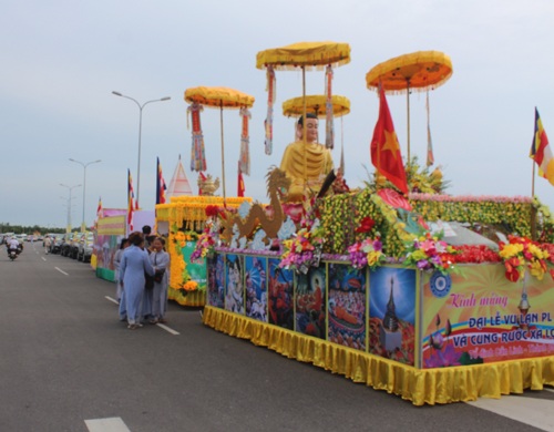 Hàng vạn người tham gia Đại lễ rước Ngọc Xá Lợi phật - 2 Xe rước cung nghinh Ngọc Xá Lợi Phật tại sân bay Vinh.