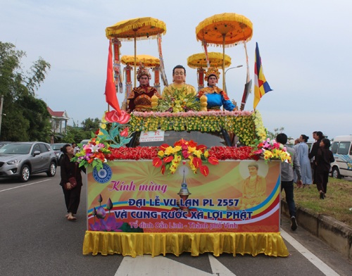 Hàng vạn người tham gia Đại lễ rước Ngọc Xá Lợi phật - 1 Xe rước cung nghinh Ngọc Xá Lợi Phật tại sân bay Vinh.