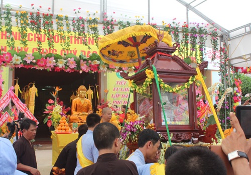 Hàng vạn người tham gia Đại lễ rước Ngọc Xá Lợi phật - 8 Rước Ngọc Xá Lợi phật vào điện chính của chùa Đại Tuệ.