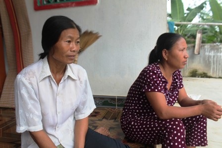 Chị Đàm Thị Nga (bên trái) kể lại giây phút thoát khỏi tay thủy thần (Ảnh: Doãn Hòa).