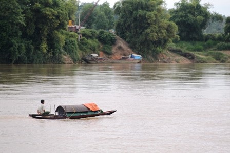 Chị Đàm Thị Nga (bên trái) kể lại giây phút thoát khỏi tay thủy thần (Ảnh: Doãn Hòa).
