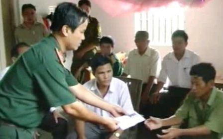 Người dân theo dõi việc tìm kiếm 2 người đang mất tích