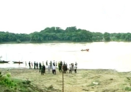 Người dân theo dõi việc tìm kiếm 2 người đang mất tích