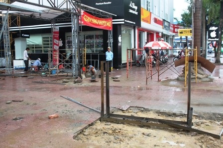 Công trình biển chỉ dẫn, quảng cáo của Công ty Cổ phần vật tư Nghệ Tĩnh thi công dang dở.