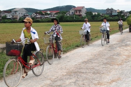 Người dân làng Văn Hà đưa con đến điểm trường lẻ khai giảng sáng 5/9. (Ảnh: Doãn Hòa)