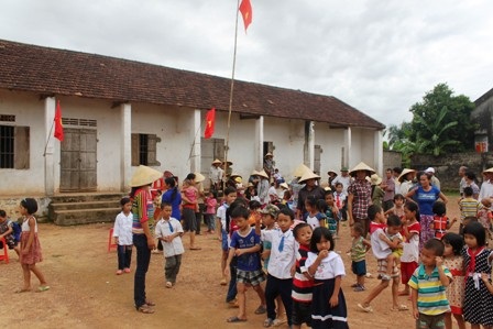 Người dân làng Văn Hà đưa con đến điểm trường lẻ khai giảng sáng 5/9. (Ảnh: Doãn Hòa)