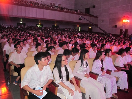 Nghệ An: Trao thưởng và tuyên dương học sinh giỏi quốc tế, khu vực, quốc gia - 2 Hàng nghìn học sinh, phụ huynh đã tới tham dự buổi lễ tuyên dương, trao thưởng học sinh giỏi.