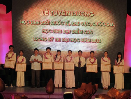 Nghệ An: Trao thưởng và tuyên dương học sinh giỏi quốc tế, khu vực, quốc gia - 6 Các em học sinh thủ khoa trong kỳ thi Đại học năm 2013 được tuyên dường và trao thưởng tại buổi lễ.