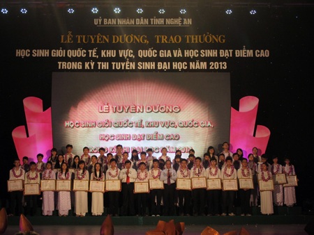 Nghệ An: Trao thưởng và tuyên dương học sinh giỏi quốc tế, khu vực, quốc gia - 5 Năm nay, 325 em học sinh giỏi được UBND tỉnh Nghệ An tuyên dương, trao thưởng.
