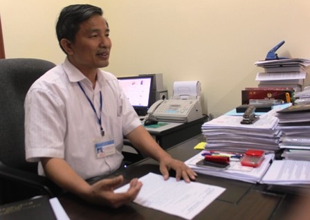 Chị gái và chồng thai phụ Vinh đau đớn trước sự ra đi đột ngột của chị Vinh (Ảnh: Doãn Hòa)