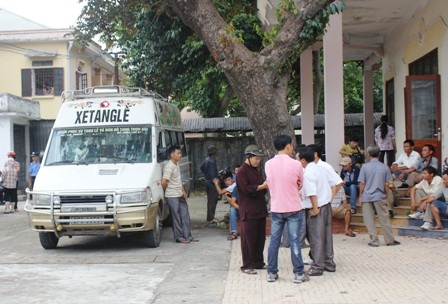 Chị gái và chồng thai phụ Vinh đau đớn trước sự ra đi đột ngột của chị Vinh (Ảnh: Doãn Hòa)