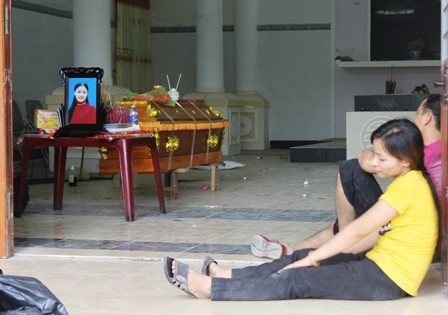 Chị gái và chồng thai phụ Vinh đau đớn trước sự ra đi đột ngột của chị Vinh (Ảnh: Doãn Hòa)