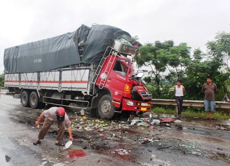 Chiếc xe tải nằm trái đường, đối diện xe khách cũng bị hư hỏng nặng