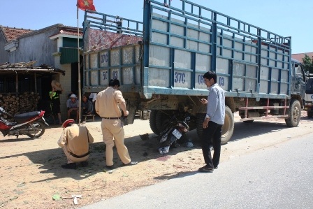 Lực lượng CSGT khám nghiệm hiện trường điều tra nguyên nhân vụ tai nạn
