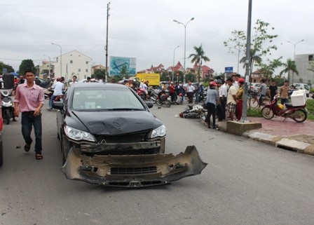 Hiện trường vụ tai nạn giữa xe ô tô và xe máy khiến 2 người nguy kịch