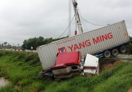 Lực lượng cứu hộ giải cứu chiếc xe container khỏi hiện trường