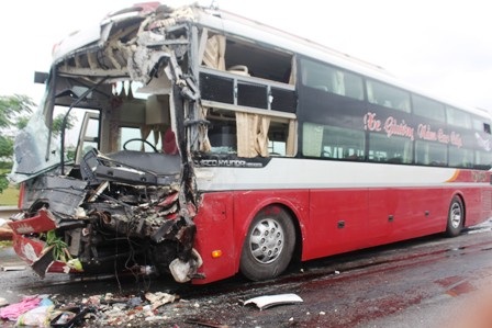 Chiếc xe khách bị biến dạng phần đầu