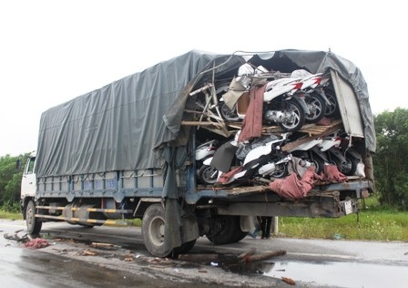 Nhiều chiếc xe máy trên xe tải bị hư hỏng sau vụ tai nạn