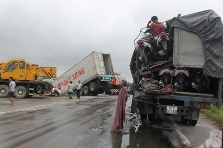 Hiện trường vụ tai nạn giữa xe container và xe tải