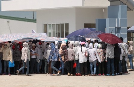 Gần 1.000 công nhân “đội nắng” đình công đòi quyền lợi