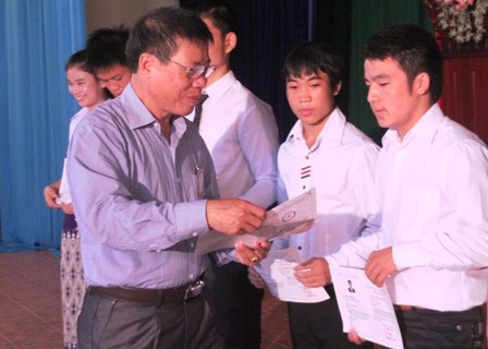 Tiết mục văn nghệ chào mừng của các học viên Lào