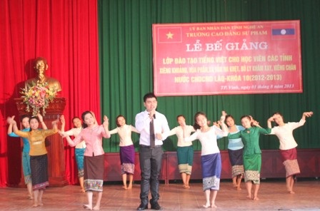 Tiết mục văn nghệ chào mừng của các học viên Lào