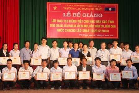 Tiết mục văn nghệ chào mừng của các học viên Lào