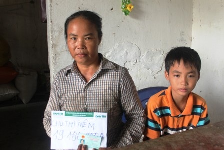 Bà Lê Thị Niệm và em Phong xúc động trong buổi nhận quà từ bạn đọc