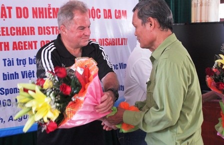 Hai cựu chiến binh Việt Nam - Mỹ xúc động trong buổi trao quà.