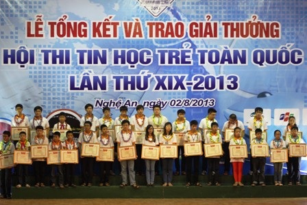 BTC trao phần thưởng cho 7 thí sinh dân tộc thiểu số và 1 thí sinh nhỏ tuổi nhất cuộc thi