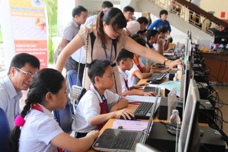 Khu vực triển lãm phần mềm sáng tạo thu hút sự quan tâm của nhiều người