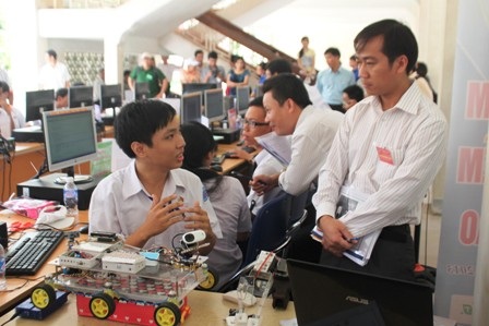 Khu vực triển lãm phần mềm sáng tạo thu hút sự quan tâm của nhiều người