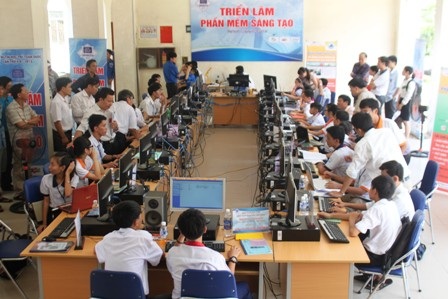 Khu vực triển lãm phần mềm sáng tạo thu hút sự quan tâm của nhiều người