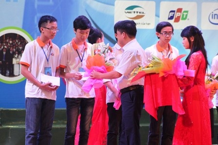 BTC trao phần thưởng cho 7 thí sinh dân tộc thiểu số và 1 thí sinh nhỏ tuổi nhất cuộc thi