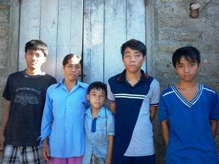 5 mẹ con chị Loan bên ngôi nhà tạm bợ