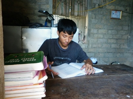 Những cuốn sách là người bạn, thứ tài sản có giá trị mà Tú luôn yêu quý