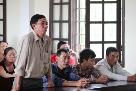 Anh Nguyễn Hải Nam (đứng) tranh luận tại phiên tòa