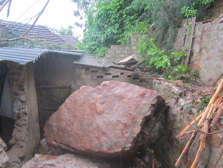 Những khối đá ầm ầm lăn xuống núi nhưng rất may không ai bị đè trúng.