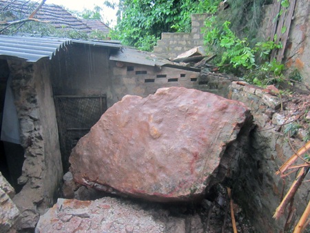 Rất may lúc đá lăn, bà Nghĩa đã nhanh chân thoát kịp.