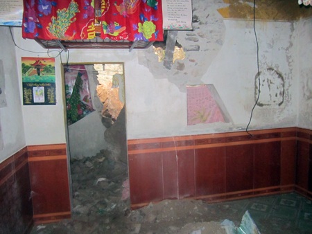 Rất may lúc đá lăn, bà Nghĩa đã nhanh chân thoát kịp.