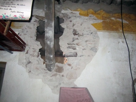 Rất may lúc đá lăn, bà Nghĩa đã nhanh chân thoát kịp.