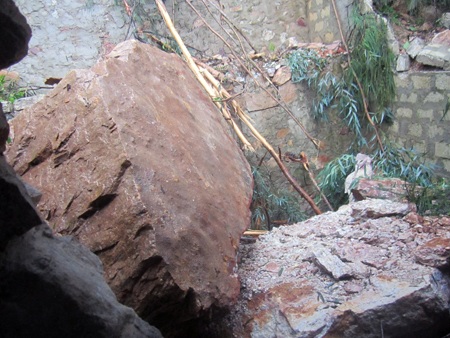 Hòn đá nặng hơn 10 tấn rơi thẳng vào phòng ngủ của gia đình bà Phạm Thị Nghĩa.