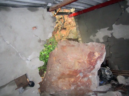 Tảng đá rơi vào nhà bà Nguyễn Thị Phơ.