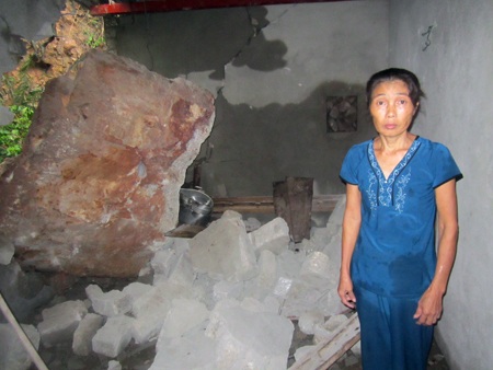 Bà Phơ vẫn chưa hết bàng hoàng sau khi ngôi nhà của bà bị đá đè sập.