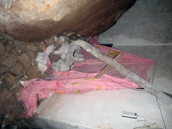 Hòn đá nặng hơn 10 tấn rơi thẳng vào phòng ngủ của gia đình bà Phạm Thị Nghĩa.