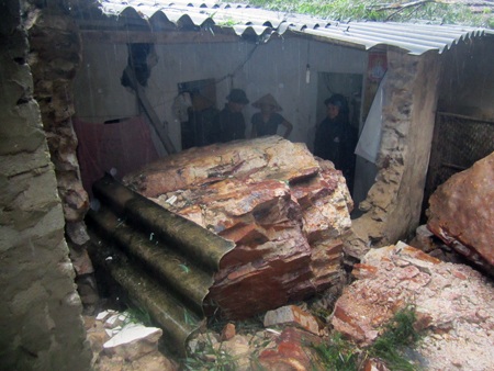 Bà Phơ vẫn chưa hết bàng hoàng sau khi ngôi nhà của bà bị đá đè sập.