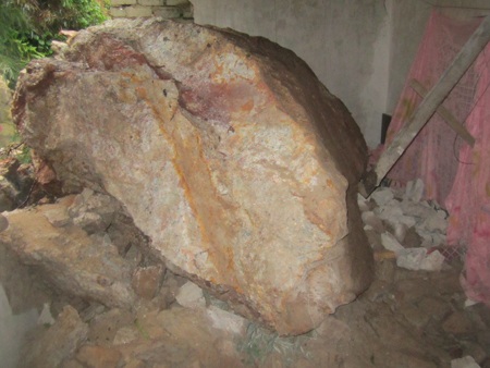 Hòn đá nặng hơn 10 tấn rơi thẳng vào phòng ngủ của gia đình bà Phạm Thị Nghĩa.